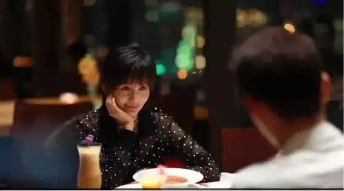 知名女演员脚踩高铁桌板晒照片,刚刚道歉了
