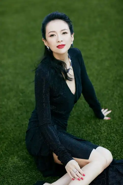 章子怡蝉联影后,晒两个女儿前后对比照,醒宝玩奖杯,十分可爱