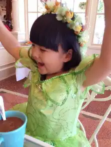 王诗龄美国游玩变花仙子吐舌卖萌似吃货