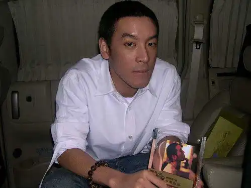 导演屡次玩失踪,资金预支超2亿,任贤齐金城武拍新片被激怒
