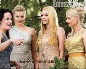 暮光之城三主角登封面帕丁森和斯图尔特深情相拥
