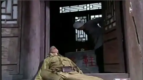 小兵张嘎嘎子打鬼子,一旁修鞋的大娘也帮忙弄死鬼子
