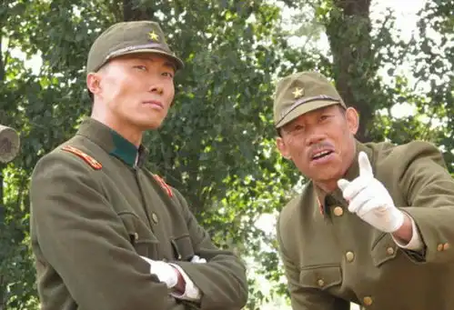 他去亮剑剧组当司机,被导演拉去救场,如今走红片约不断
