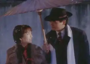 63岁赵雅芝与儿子合照似情侣但网友却注意到她的脚
