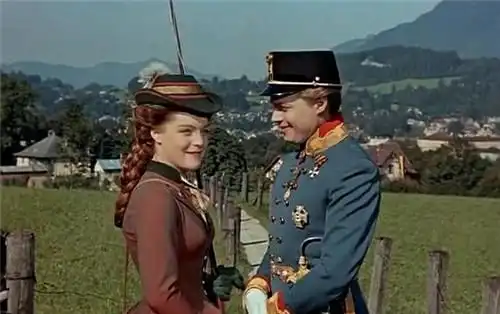 茜茜公主腰到底有多细腰围超50cm就不吃饭,连怀孕时都在束腰