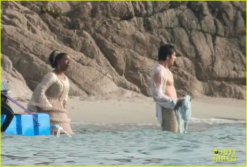 小美人鱼新片场照王子湿身剧组出现新冠疫情爆发