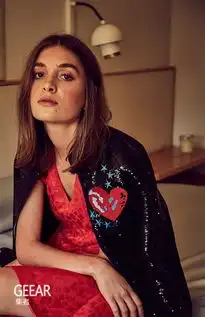 带你重回80年代末的风格,演绎当时的经典晚装造型
