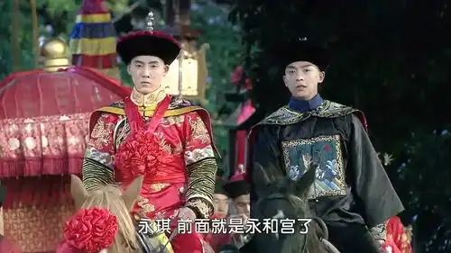 新还珠格格永琪迎娶欣荣,小燕子为不被欣荣看扁,只能故作坚强