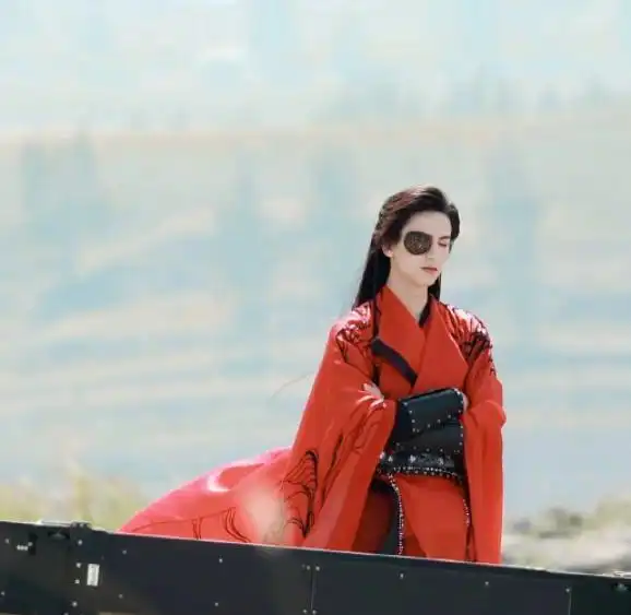 吉星高照还原度创新高,张凌赫眼罩造型上线,花城真人没错了