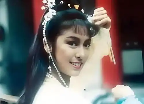 同样是演黄蓉,有人古灵精怪,有人颜值爆表,有人靠大胸博眼球