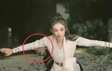 骗了我们多年的穿帮镜头一秒换衣我忍了,赵丽颖的动作太帅了
