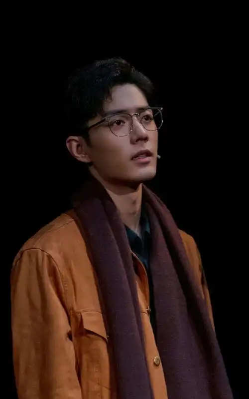 肖战现场哭了,双眼通红流泪,青岛话剧演出完美落幕