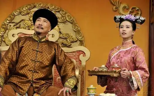 他是步步惊心里的康熙,眼神犀利,演技爆棚的刘松仁