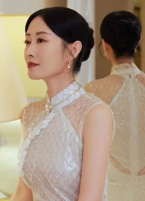 被刘敏涛的酒店自拍图惊艳穿旗袍盘发变贵妇,性感又迷人
