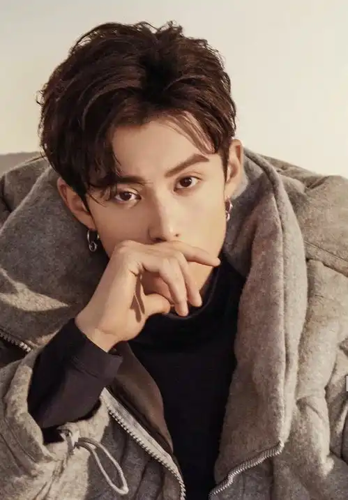 王鹤棣剪发剪上热搜,光头颜值也能打,上节目与维嘉连线大秀发型