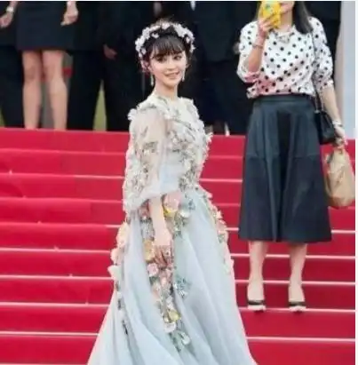 这确定是范冰冰出席晚宴身材臃肿发福,穿大牌礼服被吐槽像大妈