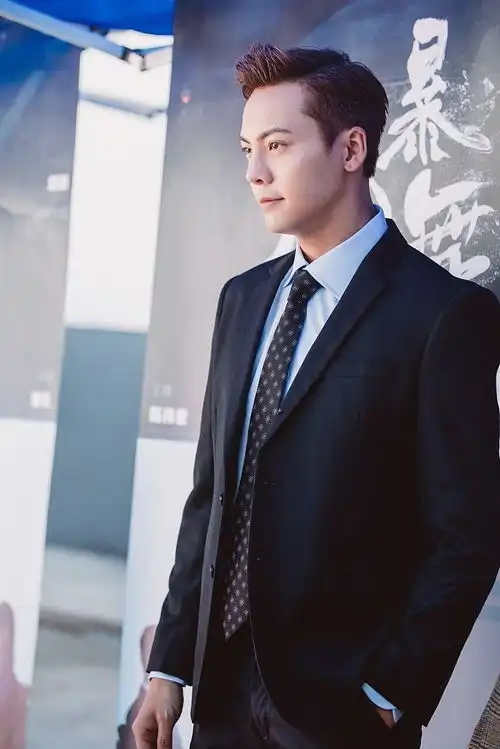 陈伟霆风暴舞杀青演绎禁欲系男神粉丝调侃下凡辛苦了