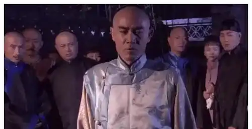 杜旭东演反派都不用化妆,嘴一歪眼一蔑,观众个个气得牙痒痒