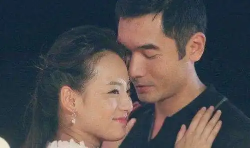 她19岁被琼瑶捧红,曾讽刺杜淳假惺惺,今嫁王思聪好友
