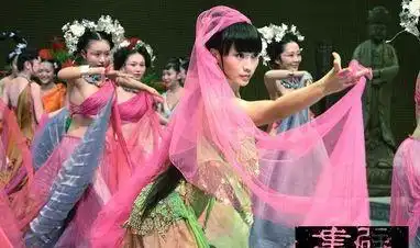 原创艰难的柳岩母亲患癌,父亲去世,自己患病,40岁后悔没找个老公
