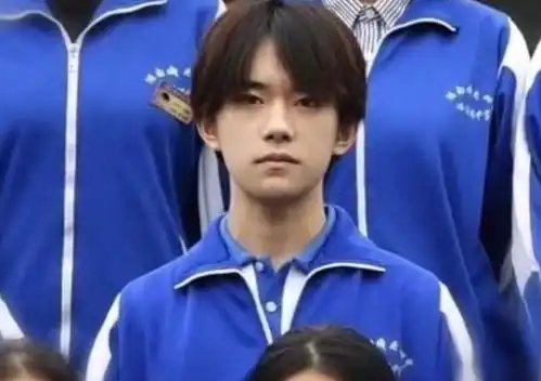 大家都穿校服,千玺像好学生,胡一天是校草,他是初恋男友既视感
