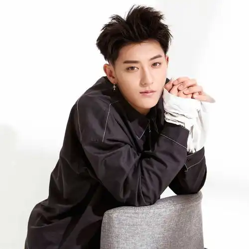 周冬雨方否认恋情只有一个字扯