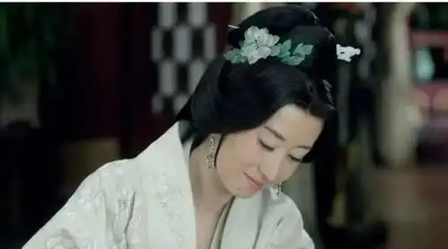 嫁入豪门,经历丧偶式婚姻,中年复出的她,活成了女王