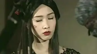 冻龄美人黎姿,出游工作两不误,携三女四人温馨合照

