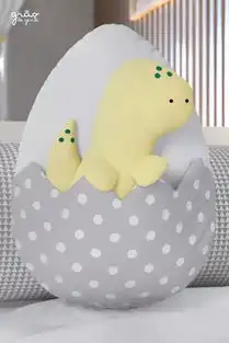 妈妈用布剪了两块同样的布,缝合后,孩子的玩具堆满了整个家