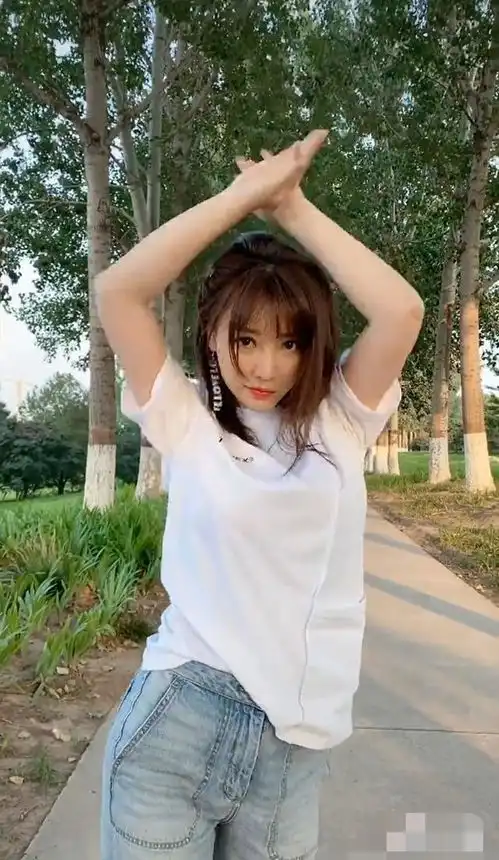 40岁柳岩乡间小路热舞,扭腰摆臀超投入,却遭网友呛声还不结婚