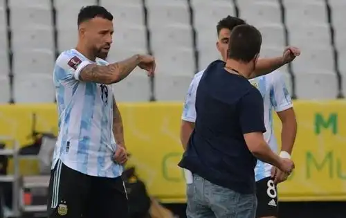 外媒曝便衣配枪入场小球迷苦等梅西后孤注一掷