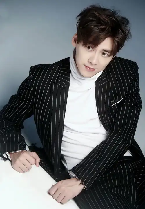 李易峰,这个男人有点萌,有点臭美,还是吃货