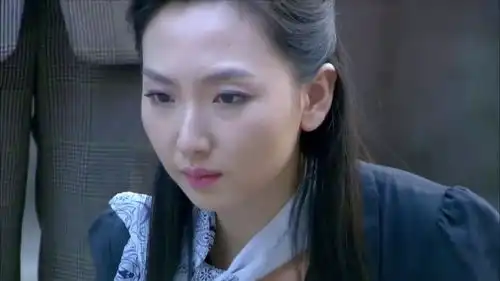 女间谍想在高手面前耍小把戏,不料早被他识破,成功把凶器掉包
