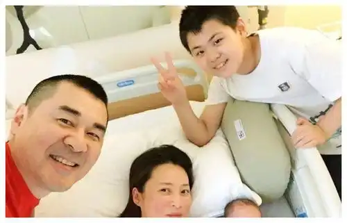 高龄孕妈蒋勤勤,生完二胎后大变样,网友果然是早点生娃好