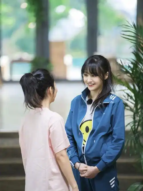 郑爽不愧是小仙女,2度挑战校服造型,风格差距却很大
