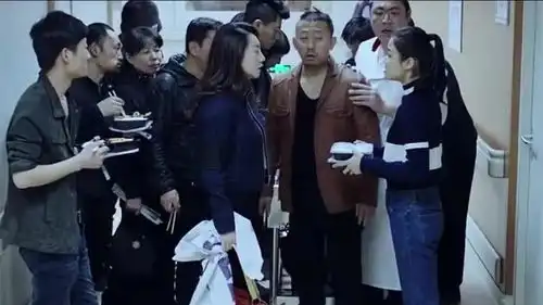 急诊科医生党珍妮聪明了,一份盒饭瓦解了医闹人员的关系
