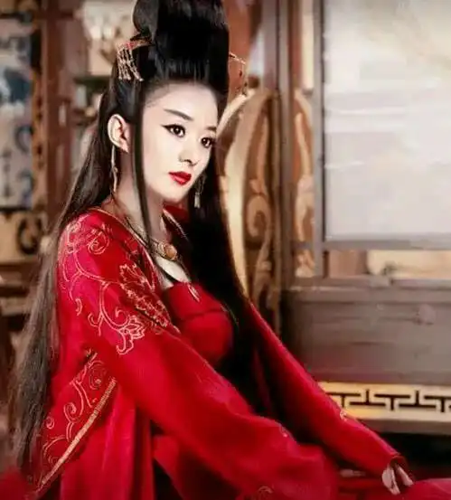 赵丽颖太适合红色了,不管是古装还是现代装,红色都能美成焦点
