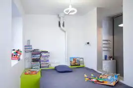 非常小的公寓的欢快室内设计
