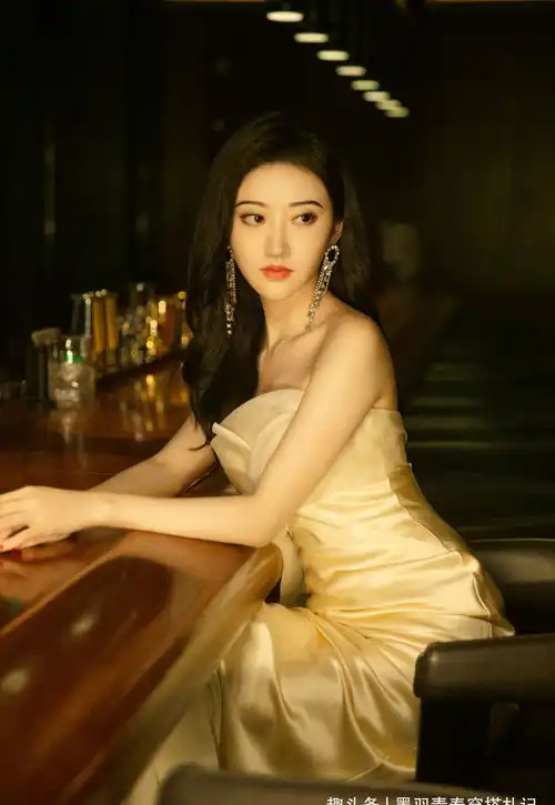 景甜一脸富家千金相,一袭香槟金绸缎抹裙好贵气,人鱼身材太撩人