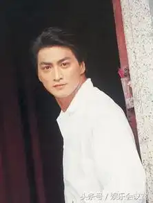 59岁何家劲近照,不为五斗米折腰,错过陈浩南,至今单身让人叹惜