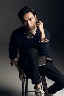 秦昊新戏演绎黑色幽默男神秒变男神经
