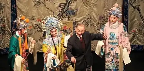 梅葆玖死不原谅,跳梁李玉刚摔下神坛,不再被世界宽容
