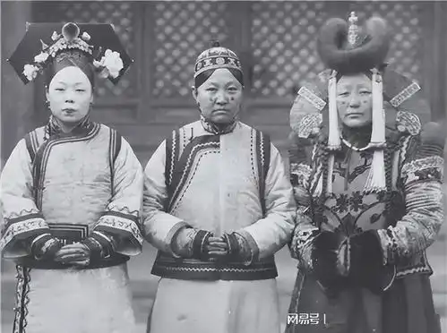一法国人展出一组晚清彩照,格格妆容很是吓人,颐和园好像天堂
