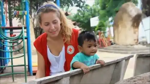 漂亮外国小姐姐首次来孤儿院,孩子可爱抢着抱,吃饭也要她来喂
