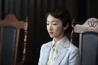 周冬雨麻雀制服造型曝光帅气柔美并存
