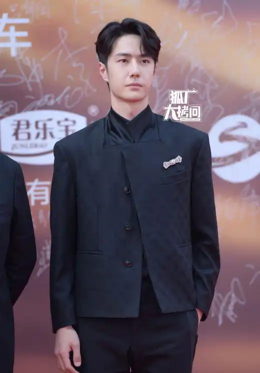 华表奖红毯看点,易烊千玺显成熟,王一博拘谨,谢霆锋造型老气