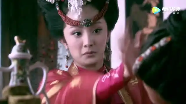 仙剑奇侠传三杨幂竟给新郎官下迷药,没想到被逮个正着
