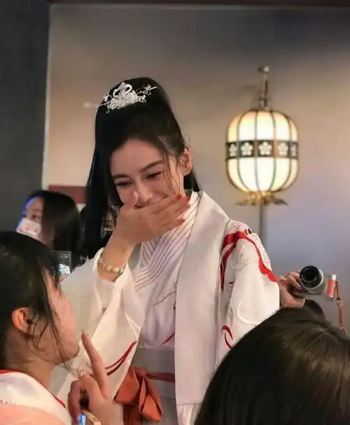 组图杨颖元宵节生日会穿汉服带儿子小海绵与粉丝吃火锅