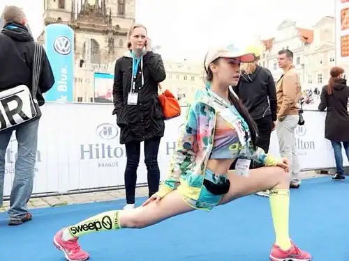 瑜伽女神的身材真性感火辣,母亲也是婀娜多姿的女人
