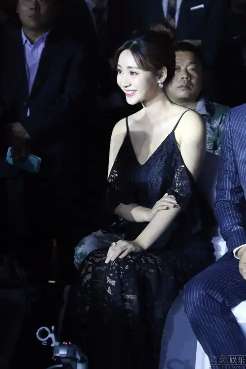 董洁穿透视装亮相大秀蛮腰